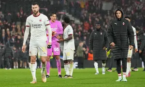 Para pemain AC Milan tertunduk lesu seusai laga Liga Europa antara Bournemouth vs Milan di Bournemouth, Inggris, Kamis, 22 Oktober 2026. (AP Photo/Alastair Grant)