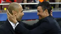 Mantan pelatih Barcelona yang saat ini menukangi Bayern Muenchen, Pep Guardiola (kiri)), berpelukan dengan pelatih Barcelona saat ini, Luis Enrique. (AFP PHOTO/QUIQUE GARCIA)