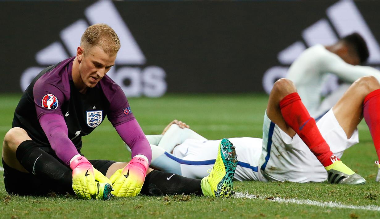 Pemain timnas Inggris, Joe Hart terduduk sedih di tengah lapangan setelah Inggris menderita kekalahan 1-2 dari Islandia pada babak 16 besar Euro 2016 yang digelar di Stadion Stade de Nice, Prancis, Selasa (28/6). (REUTERS/Yves Herman)