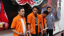 Sutradara Amir Mirza Gumay (kiri) dihadirkan saat rilis kasus narkoba yang menjeratnya di Polda Metro Jaya, Jakarta, Kamis (17/10). Polisi menyita sabu seberat 0,37 gram dan ganja 0,69 gram. (Liputan6.com/Herman Zakharia)