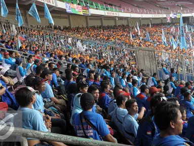 Buruh berkumpul di Gelora Bung Karno saat May Day 2016,Jakarta, Minggu (1/5) GBK merupakan titik kumpul para Buruh dalam penyampaian aspirasi buruh saat Perayaan Buruh Internasional. (Liputan6.com/Helmi Afandi)