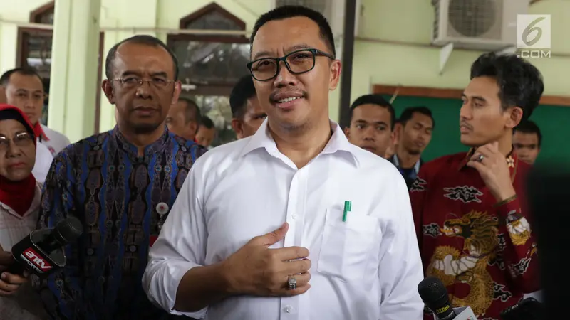 Menpora Imam Nahrawi Mainkan Raket Jelang Rapat Perpisahan