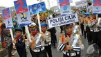 Barisan polisi cilik membuka acara tahunan Karnaval Budaya Lubuklinggau pada perayaan HUT yang ke-13, (17/10/14). (Liputan6.com/Miftahul Hayat)