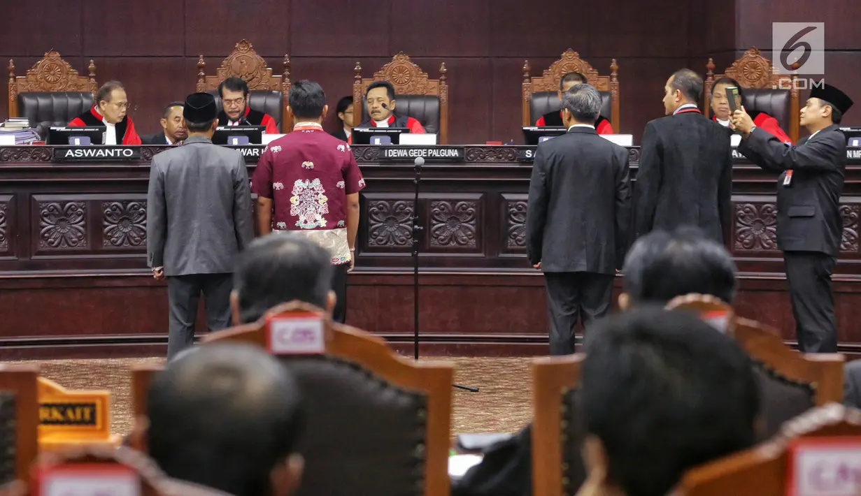 Empat orang saksi disumpah sebelum memberikan kesaksian selama sidang lanjutan sengketa Pilpres 2019 di Gedung MK, Jakarta, Jumat (21/6/2019). Dalam sidang ini Tim hukum Jokowi menghadirkan empat orang saksi, Candra Irawan menjadi saksi yang pertama dalam persidangan. (Liputan6.com/Johan Tallo)
