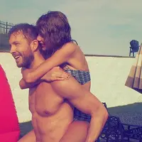 Pesta bikini Taylor Swift menyambut perayaan kemerdekaan Amerika, 4 Juli 2015 (via dailymail.co.uk)