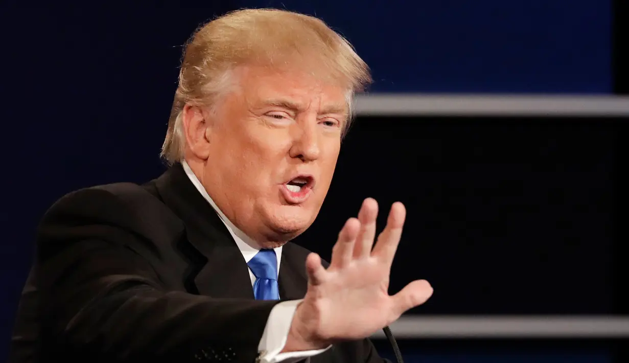 Capres dari Partai Republik Donald Trump menjawab pertanyaan saat debat dengan Capres dari Partai Demokrat, Hillary Clinton pada debat pertama pemilu Amerika Serikat di Hofstra University, Hempstead, New York, Senin (26/09). (AP Photo/David Goldman)