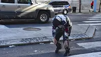 Xylazine dapat mengarah ke "tranq walk" di mana pengguna tersandung, sepertinya tidak menyadari lingkungan mereka. (Sumber: Teun Voeten/The Associated Press)