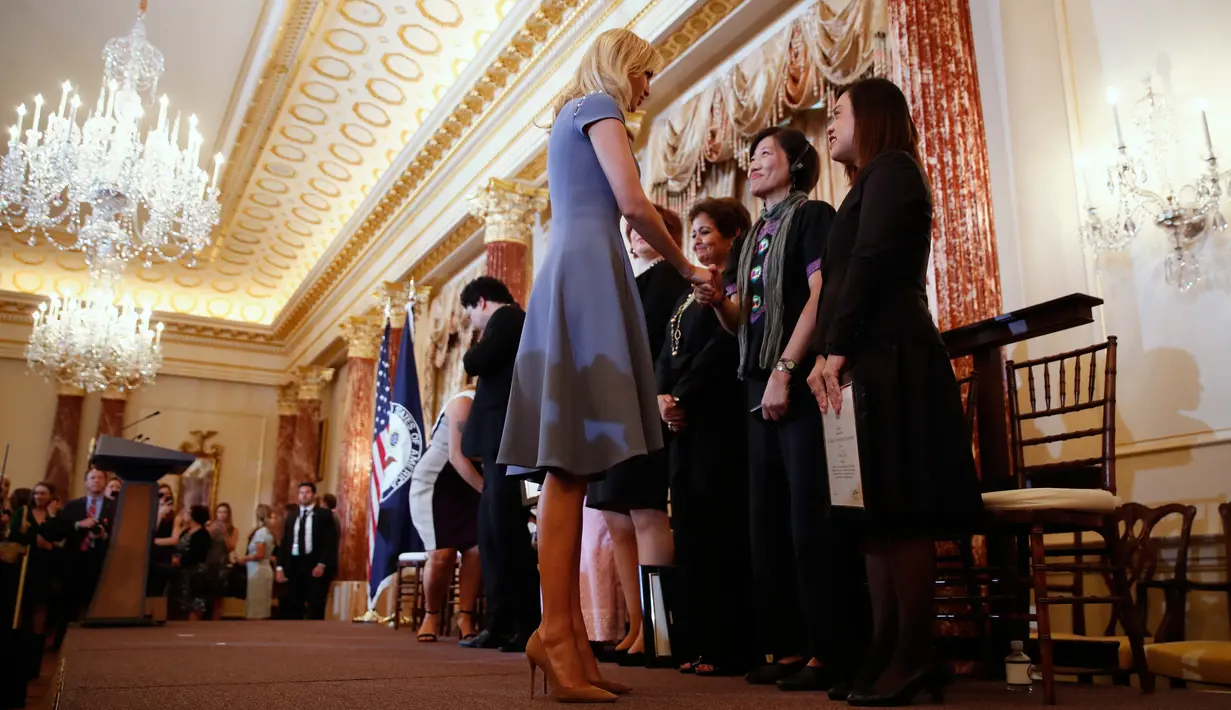 Ivanka Trump berjabat tangan dengan tokoh yang berperan dalam menghentikan perdagangan manusia saat menghadiri Trafficking in Persons Report (TIP) 2017 di Departemen Luar Negeri di Washington, AS (27/6). (AP Photo/Jacquelyn Martin)