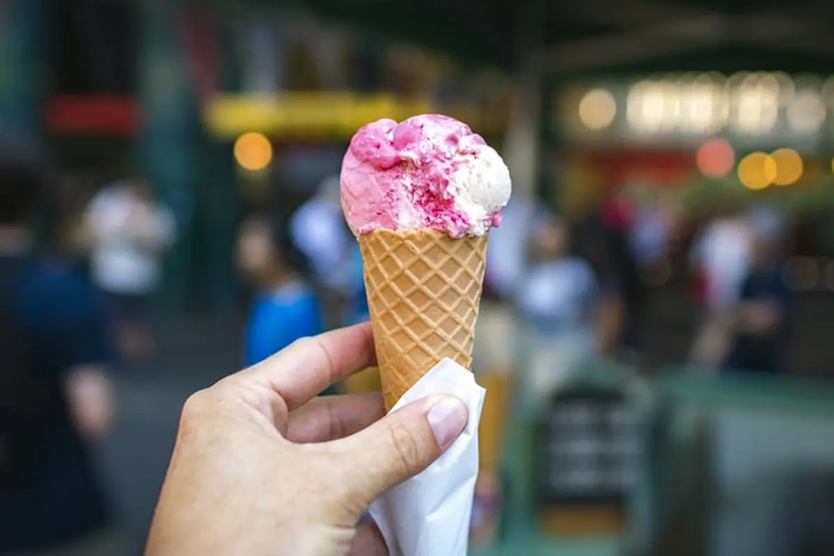 Ilustrasi makan es krim