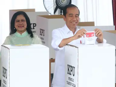 Presiden Joko Widodo dan Ibu Iriana  saat munggunakan hak pilihnya dalam Pemilu 2014 di TPS 10, Kelurahan Gambir, Kecamatan Gambir, Jakarta Pusat, Rabu (14/02/2024). (merdeka.com/Arie Basuki)