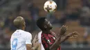 Gelandang AC Milan, Franck Kessie, duel udara dengan  gelandang Rijeka, Heber, pada laga Liga Europa di Stadion San Siro, Milan, Kamis (28/9/2017). AC Milan menang 3-2 atas  Rijeka. (AP/Luca Bruno)