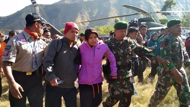 Sujud Syukur Pendaki Rinjani Setelah Berhasil Dievakuasi