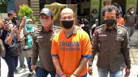 Polresta Sidoarjo menangkap buroran imigrasi Khaled WM Owda (28). (Dian Kurniawan/Liputan6.com)