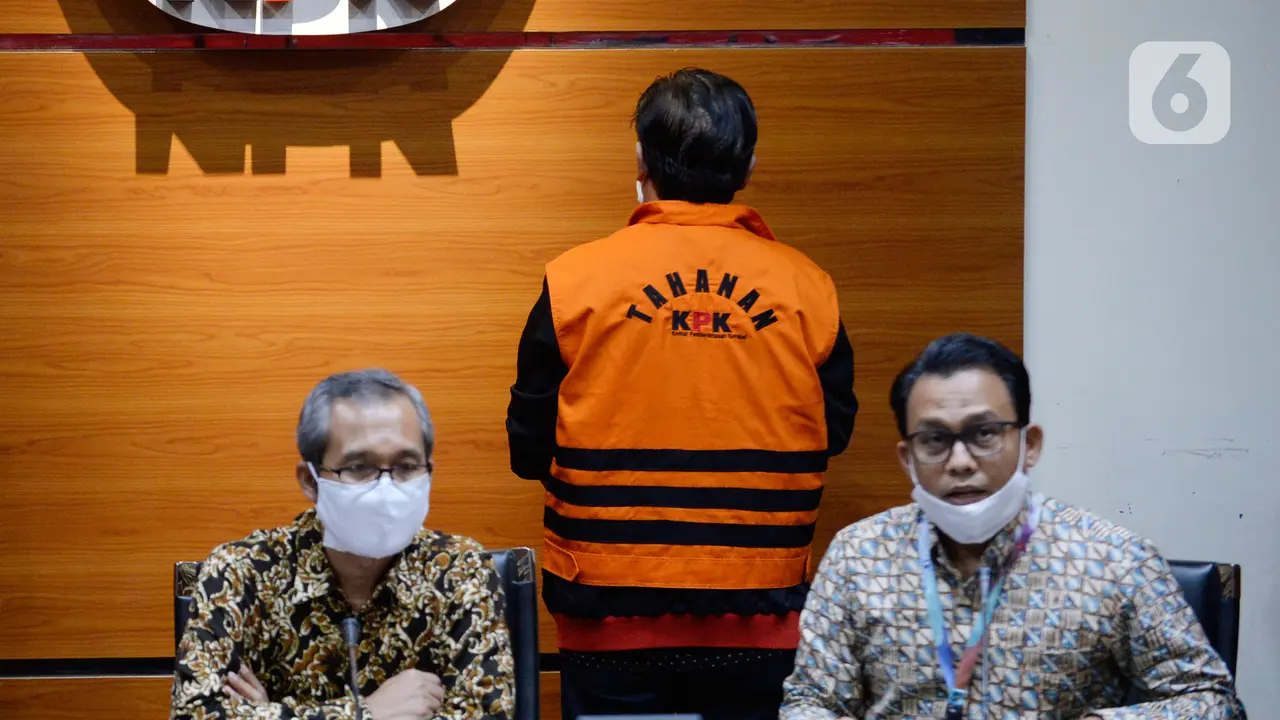 KPK Tunjukkan Tersangka Kasus Suap