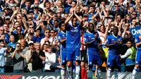 Kapten Chelsea John Terry mendapat sambutan saat diganti pada menit ke-28 dalam laga melawan Sunderland di Stamford Bridge, Minggu (21/5/2017). Itu menjadi laga terakhir Terry bersama Chelsea. (AFP/Ian Kington)