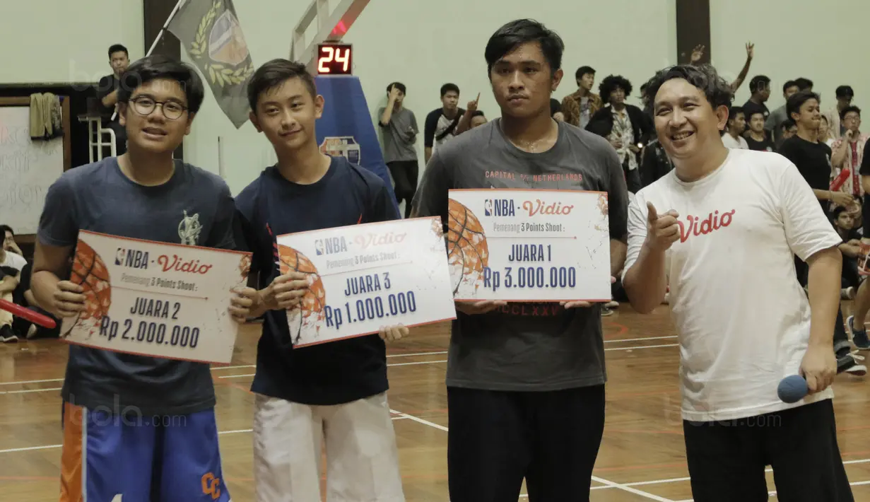 Pemerhati basket nasional, Augie Fantinus, memberikan hadiah saat acara promosi NBA di Kolese Kanisius, Jakarta, Jumat (2/2/2018). Pengenalan NBA ke sekolah ini untuk meningkatkan animo generasi muda untuk mencintai basket. (Bola.com/M Iqbal Ichsan)