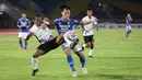 Pemain Persib Bandung, Henhen Herdiana (kanan) berebut bola dengan pemain Persipura Jayapura, Juscak Joshua Marthen Isir dalam laga pekan ke-10 BRI Liga 1 2021/2022 di Stadion Manahan, Solo, Sabtu (30/10/2021). (Bola.com/Bagaskara Lazuardi)