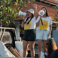 Isabel dan Melati Wijsen di acara Bali’s Biggest Clean Up 2020, Petitenget Beach, Seminyak. Dok: Melati Wijsen