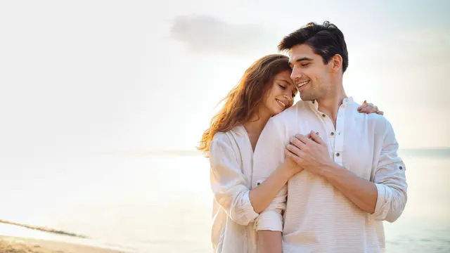 perempuan dan pasangan 8 september pantai