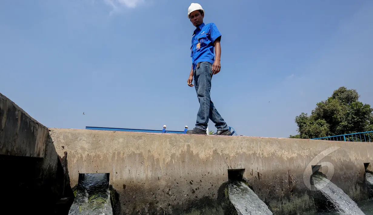 Petugas memantau kondisi air bersih di Instalasi Pengolahan Air (IPA) Pulogadung, Jakarta, Selasa (12/5/2015). BPK mendapati pemborosan air bersih senilai Rp791,2 miliar di 102 pemerintah kabupaten, kota dan PDAM (Liputan6.com/Faizal Fanani)