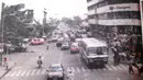 Jalanan Bandung yang padat di era 1990an. (Source: kangope.wordpress.com)