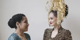 Perpaduan warna kebaya unik dan cantik dari pengantin Enzy Storia dan sang adik Casey Paquita. [Foto: Instagram @fadlan_indonesia]