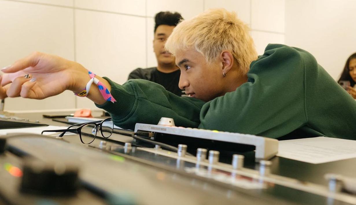 Sebelumnya, melalui akun Instagram, Devano Danendra juga diketahui tampil dengan warna rambut blonde. Penampilan pria kelahiran 23 September 2002 ini pun mencuri perhatian banyak netizen. (Liputan6.com/IG/@iamdevano)