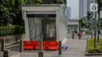 Suasana pintu masuk Stasiun MRT Setiabudi yang tutup, Jakarta, Senin (27/4/2020). PT MRT Jakarta Kembali menutup dua stasiun MRT yang merupakan lanjutan dari penutupan lima stasiun sebelumnya guna mendukung penerapan Pembatasan Sosial Berskala Besar (PSBB) Jakarta. (Liputan6.com/Faizal Fanani)