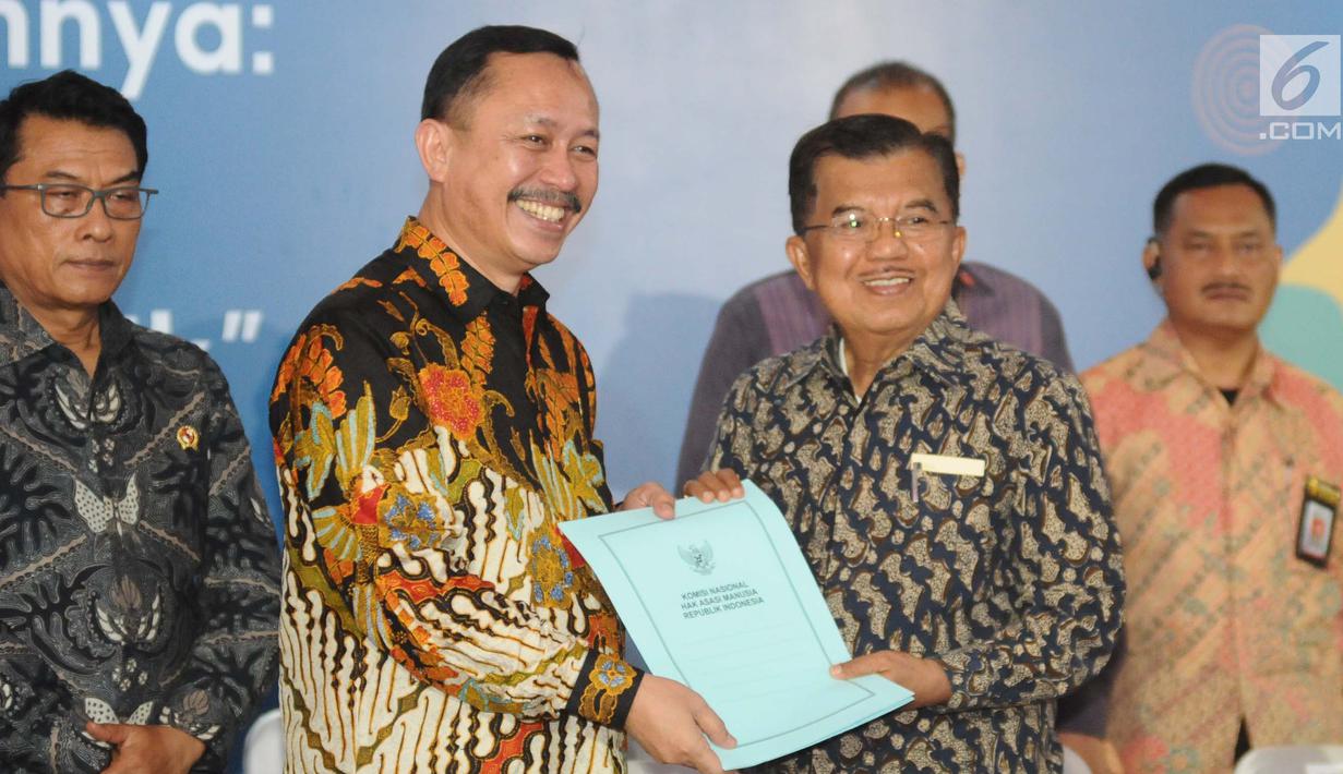 Wakil Presiden Jusuf Kalla menerima surat rekomendasi dari Ketua Komnas HAM, Ahmad Taufan Damanik selama peringatan ari Hak Asasi Manusia (HAM) internasional 2018 di kantor Komnas HAM, Jakarta, Selasa (11/12). (Liputan6.com/Angga Yuniar)