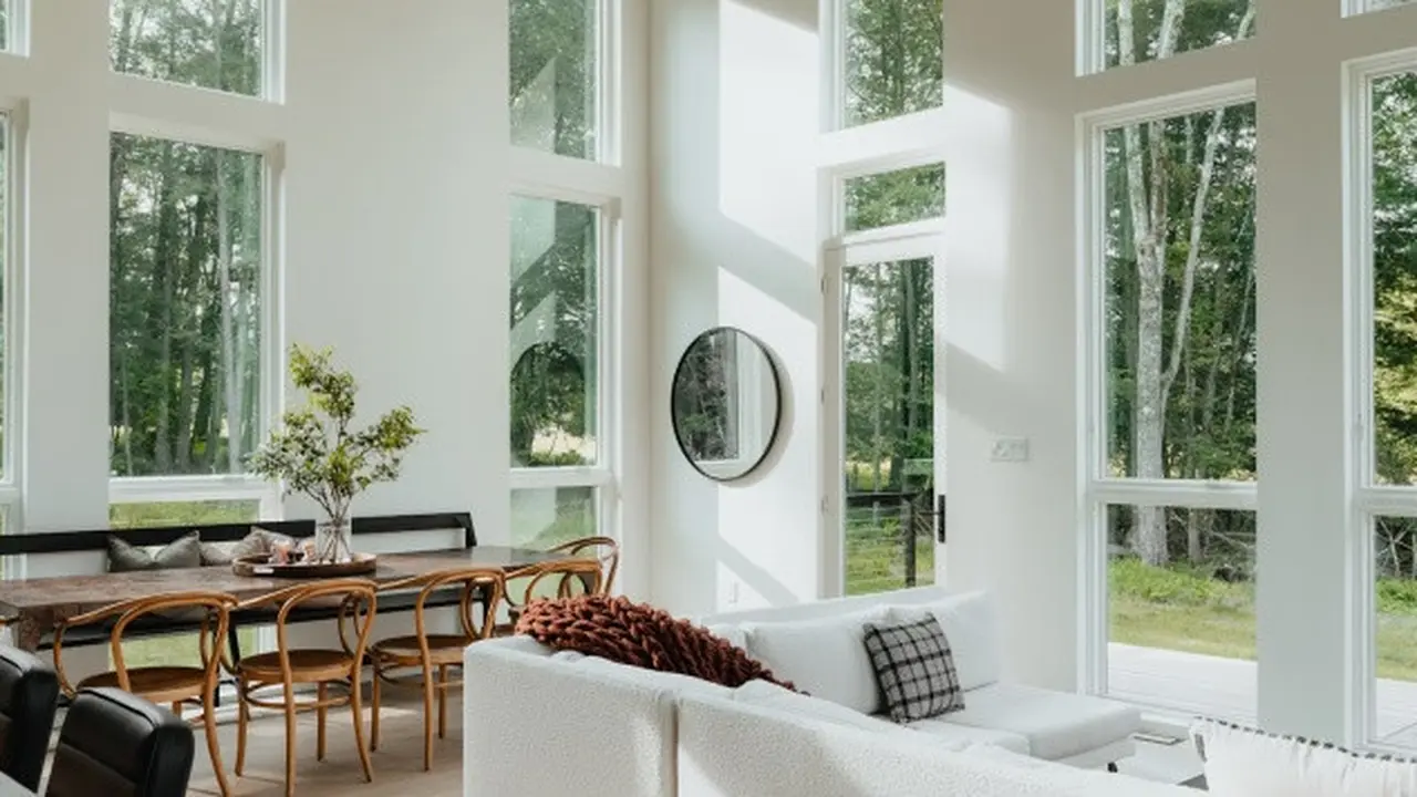 Ilustrasi Desain Rumah Minimalis dengan Pencahayaan Alami (Credit: Clay Banks/Unsplash)
