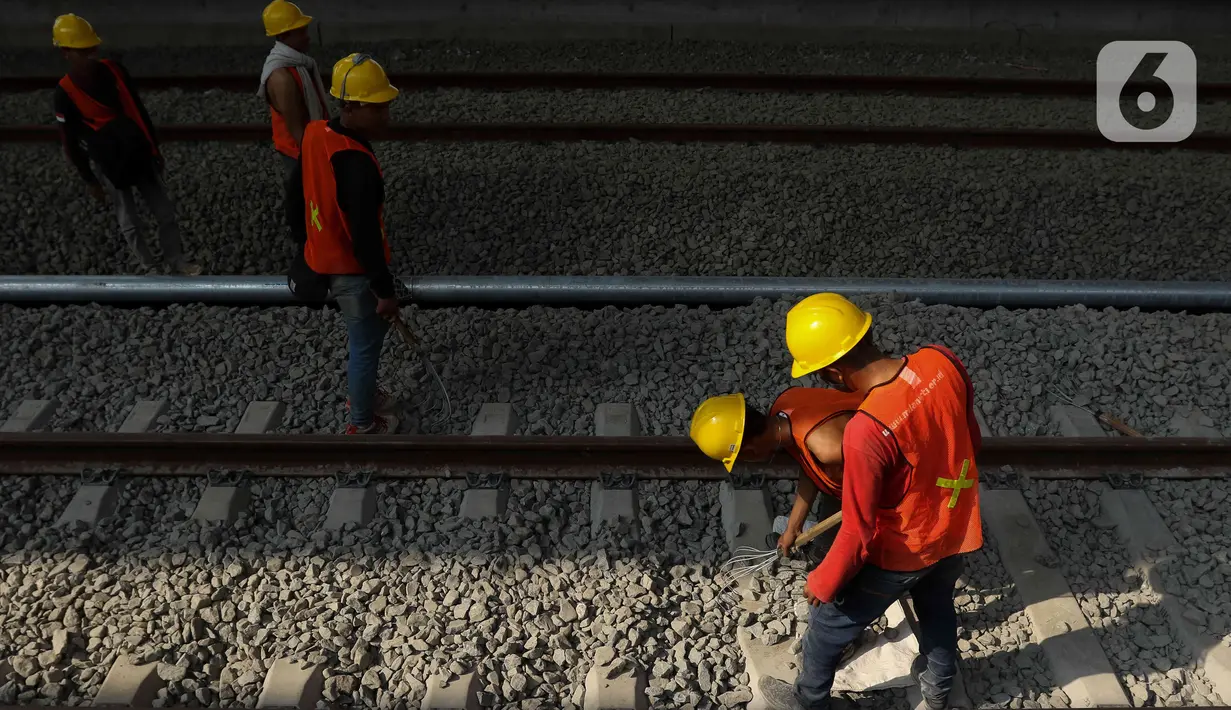 Lantai pertama untuk lalu lintas keluar masuk penumpang, lantai dua ruang tunggu serta area komersial dan lantai tiga area peron. (Liputan6.com/Herman Zakharia)