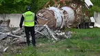 Seorang penyelidik Kepolisian Ukraina memeriksa puing-puing di tower atau menara Televisi (TV) Kharkiv, setelah para pejabat melaporkan serangan Rusia terhadap menara tersebut, di pinggiran Kharkiv, Senin (22/4/2024). (SERGEY BOBOK / AFP)