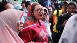 Isak tangis Utami,istri komedian Ferrasta Soebardi alias Pepeng, tak terbendung saat jenazah suaminya tiba di rumah duka di kawasan Cinere, Depok, Rabu (6/5/2015). Pepeng meninggal dunia di usia 60 tahun. (Liputan6.com/Helmi Afandi)