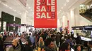 Para calon pembeli mencari barang murah selama Boxing Day di Department stores Selfridges, London, Inggris, Selasa (26/12). Boxing Day merupakan tradisi hari belanja terbesar tahunan yang dirayakan sehari setelah hari Natal. (Daniel LEAL-OLIVAS/AFP)