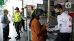 Petugas membantu calon penumpang memindai kode batang (QR Code) melalui aplikasi PeduliLindungi sebelum menaiki KRL di Stasiun Manggarai, Jakarta, Selasa (7/9/2021). PT KAI Commuter melakukan uji coba penggunaan aplikasi PeduliLindungi bagi pengguna KRL di 11 stasiun. (Liputan6.com/Faizal Fanani)