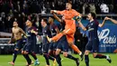 Selebrasi pemain PSG usai mengalahkan Lyon pada lanjutan Ligue 1 Prancis di Parc des Princes stadium, Paris, (17/9/2017). PSG menang 2-0. (AFP/Christhope Simon)