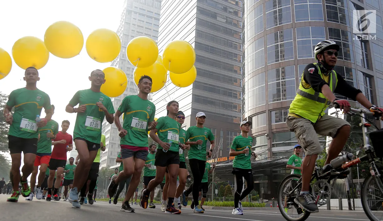 Peserta dan komunitas lari mengikuti latihan lari bersama menjelang MILO Jakarta Interanational 10K 2019 di Senayan Jakarta Minggu (16/6/2019). Pemprov DKI Jakarta dan Nestlé MILO akan menggelar MILO Jakarta International 10K dengan tema A Decade of MILOJI10K. (16/6/2019). (Liputan6.com/HO/Rizky)