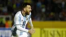 Pemain timnas Argentina, Lionel Messi berselebrasi usai mencetak gol ke gawang Ekuador pada Kualifikasi Piala Dunia 2018, di Stadion Atahualpa, Rabu (11/10). Hat-trick Messi membawa Argentina lolos ke Piala Dunia dengan skor 3-1. (AP/Fernando Vergara)