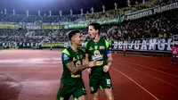 Bruno Moreira berselebrasi dengan Jefferson usai sukses menjebol gawang Persib Bandung di Stadion GBT, Surabaya, Senin (2-3-2026). (Dok. persebaya.id)