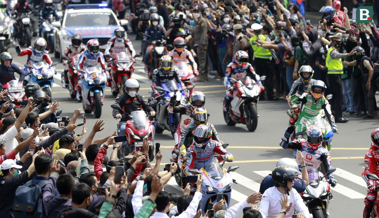 Warga pun tumpah ruah kejalanan untuk melihat aksi para rider dengan tunggangannya yang sebelumnya hanya bisa dilihat dari nlayar kaca. (Bola.com/M Iqbal Ichsan)
