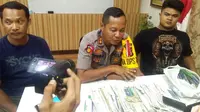 Kartu Indonesia Sehat tercecer di tempat sampah. (Liputan6.com/Yandhi Deslatama)