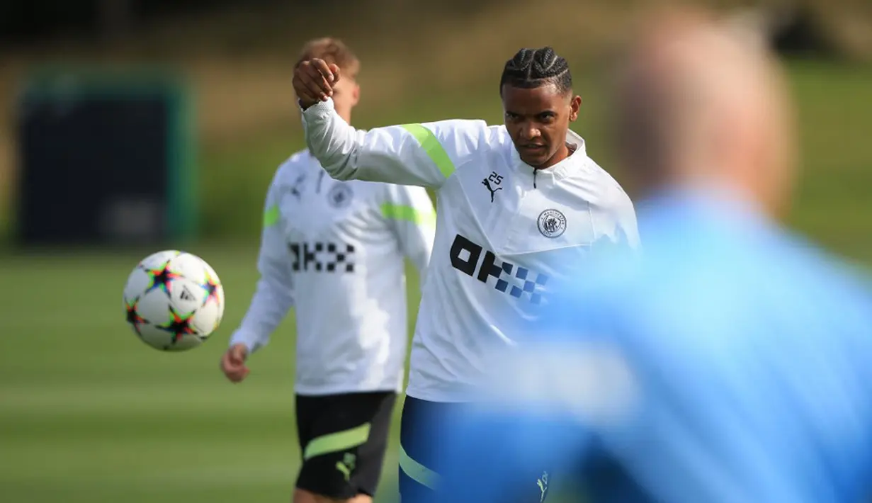 Pemain Manchester City Manuel Akanji saat sesi latihan di tempat latihan Manchester City di Manchester, Inggris, 13 September 2022. Manchester City akan menghadapi Borussia Dortmund pada pertandingan sepak bola Grup G Liga Champions. (Lindsey Parnaby/AFP)