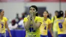 Pevoli putri Jawa Barat, Yolla Yuliana memberi salam usai laga melawan Kalimantan Timur di fase grup Y PON XIX Jabar di Gelora Sabilulungan, Kab Bandung, Rabu (21/9). Tim Jabar unggul tiga set (25-14, 25-16, 25-10). (Liputan6.com/Helmi Fithriansyah)