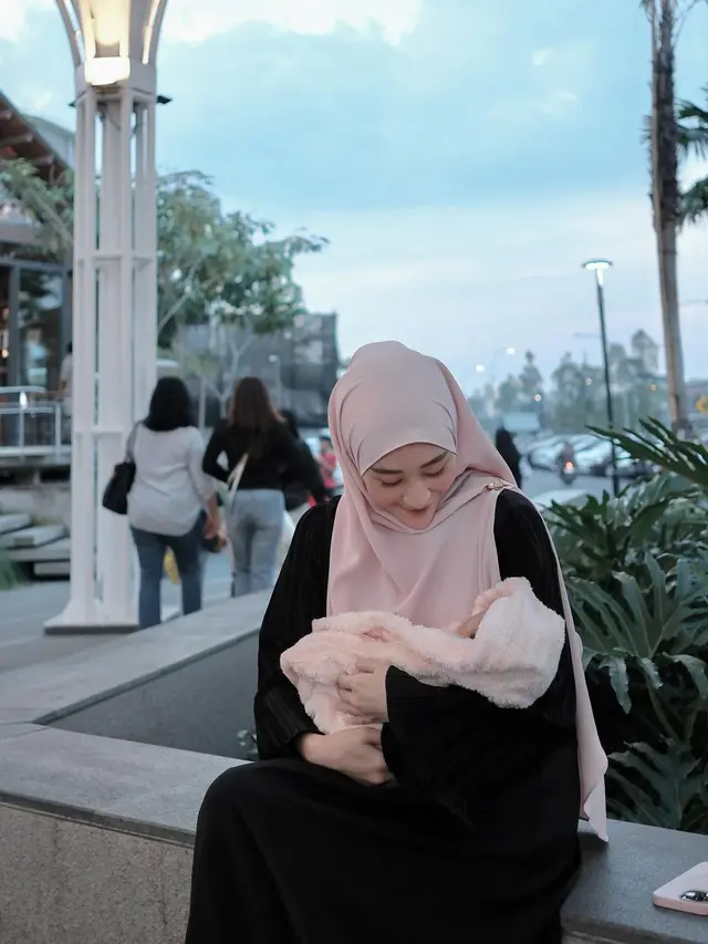 5 Potret Larissa Chou saat Asuh Dua Anak, Penampilan Curi Perhatian