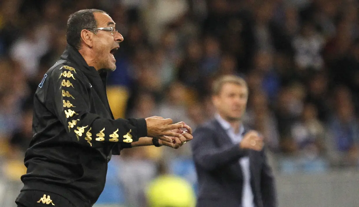 Pelatih Napoli, Maurizio Sarri berteriak memberikan instruksi saat timnya Napoli melawan Dynamo Kiev pada laga grup B Liga Champions di Olympiyskiy stadium, Kiev, (14/9/2016) dini hari WIB. (AP/Sergei Chuzavkov)