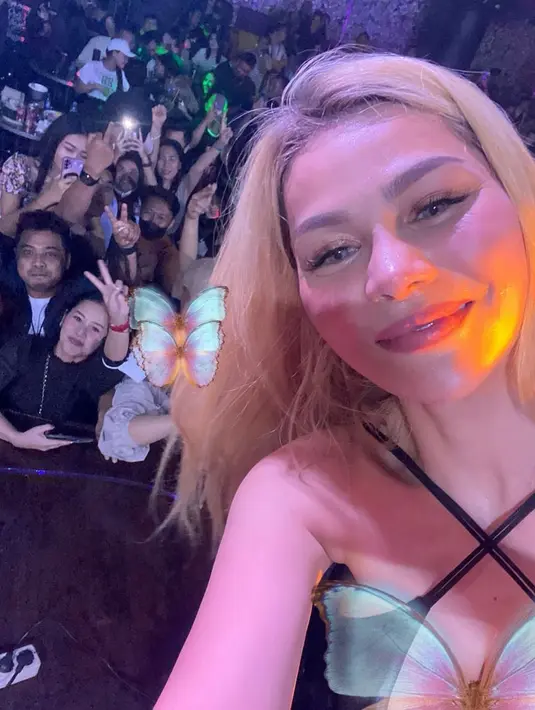 DJ Katty Butterfly sukses bikin pangling dan menuai banyak pujian karena mewarnai rambutnya menjadi blonde. (FOTO: instagram.com/dj_kattybutterfly36/)