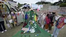 Aktivis lingkungan menggelar peragaan busana yyang terbuat dari plastik untuk memperingati Hari Bumi di Seoul, Korea Selatan, Senin (22/4/2024). (AP Photo/Ahn Young-joon)