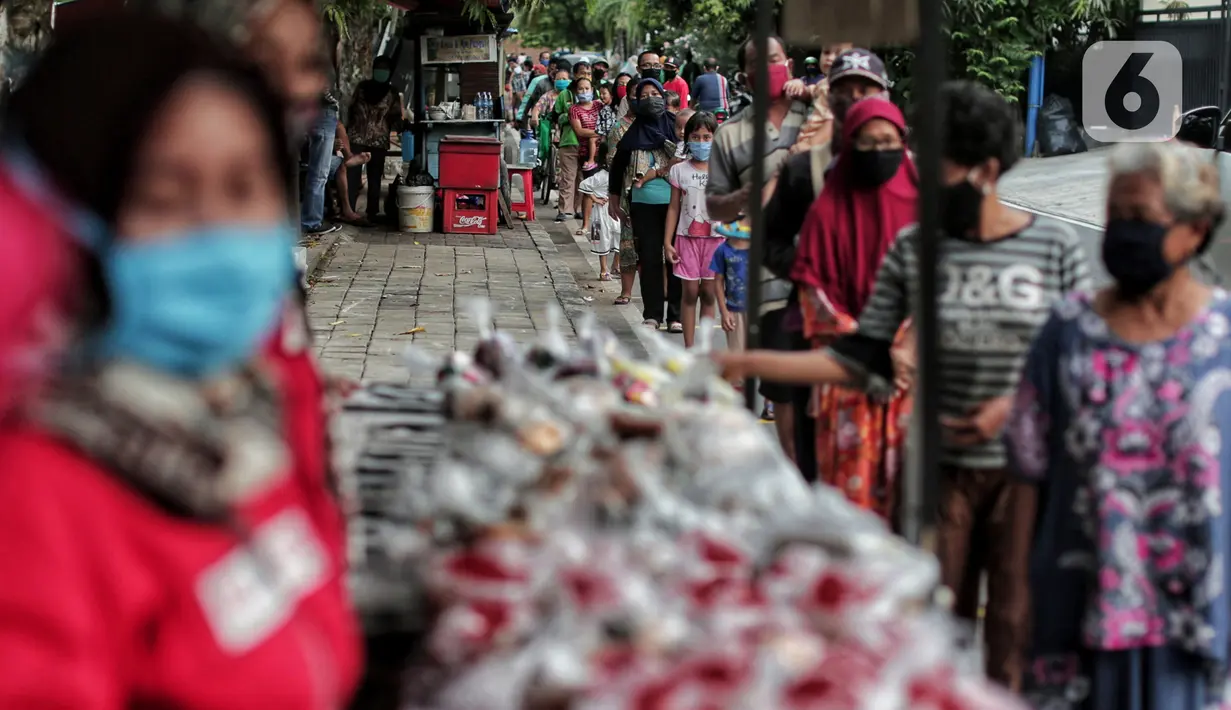 Warga menerapkan jaga jarak aman saat antre untuk mendapatkan takjil di Jalan Cempaka Putih Raya, Jakarta, Senin (11/5/2020). Setiap hari selama Ramadan, masyarakat sekitar membagikan 350 takjil kepada warga kurang mampu dan terdampak virus corona COVID-19. (Liputan6.com/Johan Tallo)
