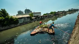 Petugas kebersihan membersihkan sampah yang menumpuk di Kali Sentiong, Jakarta, Selasa (31/3/2015). Perilaku buruk masyarakat yang membuang sampah sembarangan ke kali menjadi salah satu penyebab banjir yang terjadi di Ibukota. (Liputan6.com/Faizal Fanani)