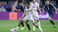 Wataru Endo vs Beckham Putra saat timnas Indonesia bertemu Jepang. (AFP/Paul Miller)